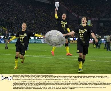 V.l. Moritz LEITNER, Mario GÖTZE, Mats HUMMELS (alle BVB) freuen sich über die Deutsche Meisterschaft, Meister, Deutscher Meister, Meisterjubel, Jubel, jubeln, Freude, cheers, Attrappe, Meisterschale, ganze Figur, Fussball 1. Bundesliga, Spieltag 32, Borussia Dortmund