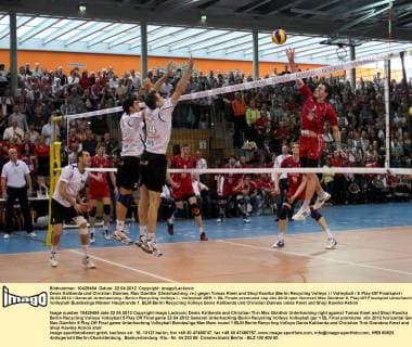 Denis Kaliberda und Christian Dünnes, Max Günthör (Unterhaching, re.) gegen Tomas Kmet und Shoji Kawika (Berlin Recycling Volleys ) Volleyball 5. Play-Off Finalspiel 22.04.2012 Generali Unterhaching - Berlin Recycling Volleys