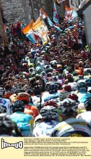 Liege - Bastogne - Liege 2012 - Peloton in Cote de Saint Roch - 