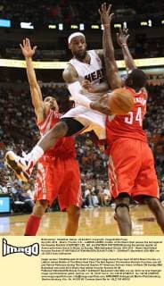 April 22, 2012 - Miami, Florida, U.S. - LeBRON JAMES, middle, of the Miami Heat passes the ball against the Houston Rockets COURTNEY LEE, left, and PATRICK PATTERSON during the second quarter at AmericanAirlines Arena in Miami on Sunday. NBA Basketball Herren USA 2012 - Miami Heat Defeat Houston Rockets 97-88 - ZUMAm67