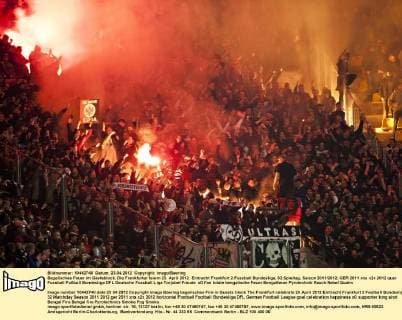 Begalisches Feuer im Gästeblock. Die Frankfurter feiern 23. April 2012 Eintracht Frankfurt 2.Fussball Bundesliga, 32.Spieltag, Saison 2011 2012