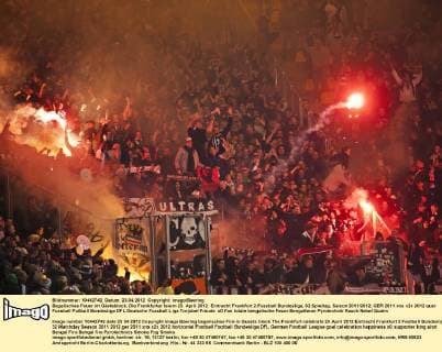 Begalisches Feuer im Gästeblock. Die Frankfurter feiern 23. April 2012 Eintracht Frankfurt 2.Fussball Bundesliga, 32.Spieltag, Saison 2011 2012
