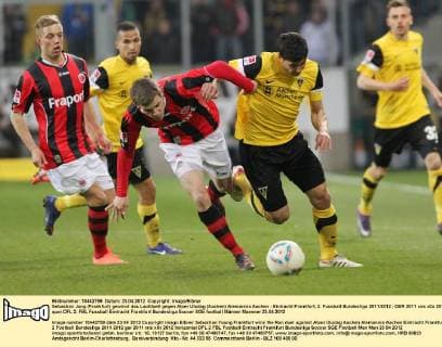 Sebastian Jung (Frankfurt) gewinnt das Laufduell gegen Alper Uludag (Aachen) Alemannia Aachen - Eintracht Frankfurt, 2. Fussball Bundesliga 2011 2012