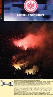 Aachen, 23.04.12: Frankfurter Fans zünden bengalisches Feuer im Spiel. Eintracht Frankfurt am 32. Spieltag der Deutschen 2. Bundesliga in der Saison 2011 2012.
