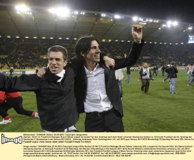 Aachen, 23.04.12: Frankfurts Manager Bruno Hübner jubelt mit einem Fan den Aufstieg nach dem Spiel zwischen Alemannia Aachen vs. Eintracht Frankfurt am 32. Spieltag der Deutschen 2. Bundesliga in der Saison 2011 2012.