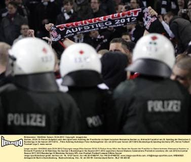 Aachen, 23.04.12: Polizei Aufgebot nach dem Spiel beim Aufstieg der Frankfurter im Spiel zwischen Alemannia Aachen vs. Eintracht Frankfurt am 32. Spieltag der Deutschen 2. Bundesliga in der Saison 2011 2012.