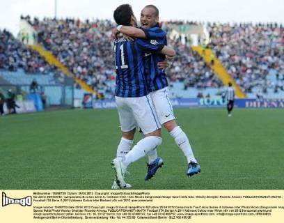 Nz Udine 25 04 2012 - campionato di calcio serie A Udinese-Inter foto Nicolo Zangirolami Image Sport nella foto: Wesley Sneijder-Ricardo Alvarez 