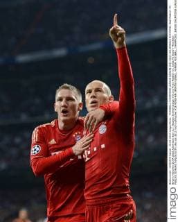 FUSSBALL CHAMPIONS LEAGUE SAISON 2011 2012 HALBFINALE RÜCKSPIEL Real Madrid - FC Bayern München 25.04.2012 Jubel nach dem 2:1: Bastian Schweinsteiger (li) und Arjen Robben (re, beide FC Bayern München) 