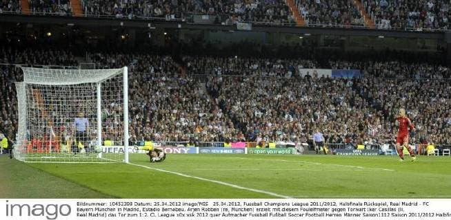 25.04.2012, Fussball Champions League 2011 2012, Halbfinale Rückspiel, Real Madrid - FC Bayern München in Madrid, Estadio Bernabeu. Arjen Robben (re, München) erzielt mit diesem Foulelfmeter gegen Torwart Iker Casillas (li, Real Madrid) das Tor zum 1:2.