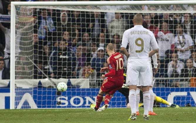 Arjen ROBBEN, Bayern, trifft per Elfmeter, Strafstoss, zum 2:1. Fussball, Champions League, Real Madrid (MA) - FC Bayern Muenchen (München) (M) Halbfinale am 25.04.2012 in MADRID E s t a d i o S a n t i a g o B e r n a b e u SPANIEN. Â