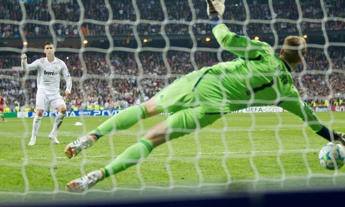 Cristiano RONALDO , Real 7 verschiesst gegen Manuel NEUER, FC Nr.1 wehrt den Ball ab, fängt, fangen, festhalten, Aktion, Einzelbild, Freisteller, Reaktion, REAL MADRID - FC BAYERN MÜNCHEN 3-4 n.E. Fussball UEFA Champions League, Halbfinale Rückspiel, Madrid, 25.04.2012 CL Saison 2011 2012, FCB, RM, München