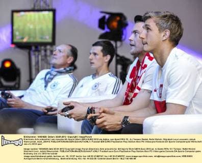 Electronic Arts präsentiert sein neustes EA Sports Werk UEFA EURO 2012 als Addon zum Spiel FIFA 12 - (L) Tomasz Dedek, Rafal Wolski, Wojciech Lozo Lozowski, Jakub Wawrzyniak. daad_250412 