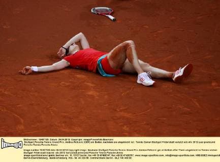 Stuttgart Porsche Tennis Grand Prix, Andrea Petkovic (GER) am Boden, nachdem sie umgeknickt ist