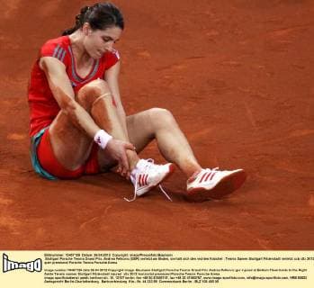 Stuttgart Porsche Tennis Grand Prix, Andrea Petkovic (GER) verletzt am Boden, sie hält sich den rechten Knöchel