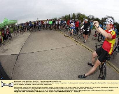 Fahrtraining für den Skoda Velothon 2012 am 26. April 2012 auf dem Berliner Tempelhofer Flughafengelände Training, Tempelhof, Flughafen,