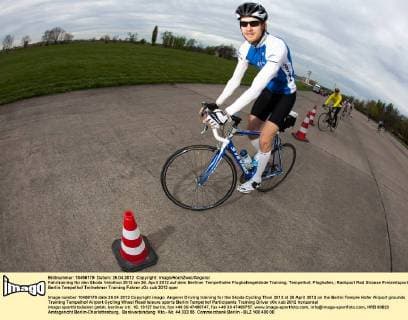 Fahrtraining für den Skoda Velothon 2012 am 26. April 2012 auf dem Berliner Tempelhofer Flughafengelände Training, Tempelhof, Flughafen,