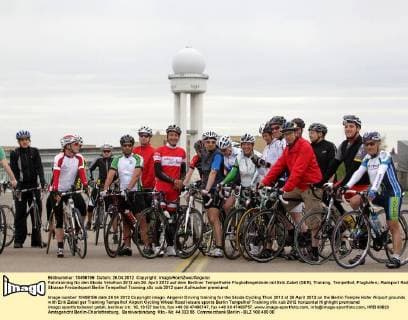 Fahrtraining für den Skoda Velothon 2012 am 26. April 2012 auf dem Berliner Tempelhofer Flughafengelände mit Erik Zabel (GER), Training, Tempelhof, Flughafen,