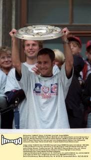 Empfang von Meister 1999 2000 FC Bayern München auf dem Rathausbalkon auf dem Marienplatz in München, Michael Wiesinger und dahinter Stefan Wessels