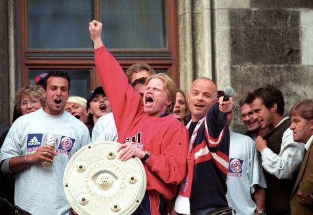 Empfang von Meister 1999 2000 FC Bayern München auf dem Rathausbalkon auf dem Marienplatz in München, v.li.: Antonio di Salvo, Torwart Oliver Kahn und Stadionsprecher Stefan Lehmann