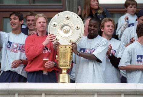 Empfang von DFB Pokalsieger und Meister 1999 2000 FC Bayern München auf dem Rathausbalkon auf dem Marienplatz in München, v.li.: Roque Santa Cruz, Alexander Zickler, Torwart Oliver Kahn, Samuel Osei Kuffour, Stefan Wessels
