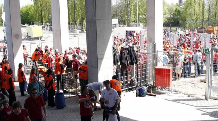 Fußball, Stadiongeschichte Kickers Offenbach Fussball, 3. Liga, Kickers Offenbach , Eingangskontrollen. Zuschauer werden am Eingang kontrolliert.