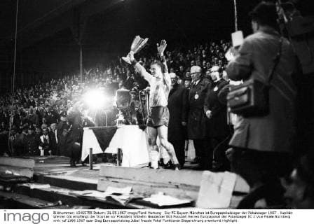 Der FC Bayern München ist Europapokalsieger der Pokalsieger 1967 - Kapitän Werner Olk empfängt die Trophäe vor Präsident Wilhelm Neudecker