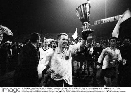 Der FC Bayern München ist Europapokalsieger der Pokalsieger 1967 - Peter Kupferschmidt (Mitte), Gerd Müller (re.) und Dieter Brenninger (2.v.li.) präsentieren die Trophäe