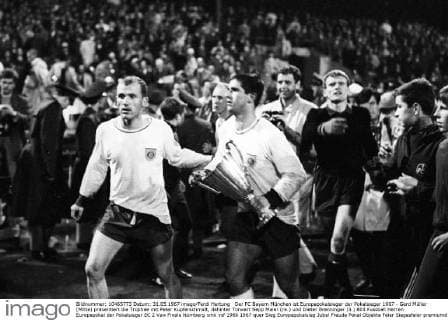 Der FC Bayern München ist Europapokalsieger der Pokalsieger 1967 - Gerd Müller (Mitte) präsentiert die Trophäe mit Peter Kupferschmidt, dahinter Torwart Sepp Maier (re.) und Dieter Brenninger (li.)