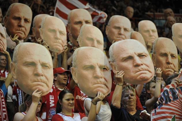 Bayern Fans huldigen Präsident Uli Hoeness 34. Spieltag der Beko- BBL zwischen dem FC Bayern München und den Eisbären aus Bremerhaven im Audi-Dom zu München