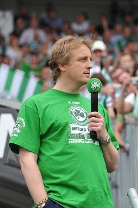 Trainer Michael Mike Büskens (SpVgg Greuther Fürth) spricht zu den Anhängern, um sich für die Unterstützung auf dem Weg zum Aufstieg zu bedanken. Saison 2011 2012, 2012, Fussball, 2. Bundesliga, 2. Liga, SpVgg Greuther Fürth, Spielvereinigung, Fortuna Düsseldorf, DFB, , Deutschland, Trolli-Arena, 33. Spieltag, 29.04.2012