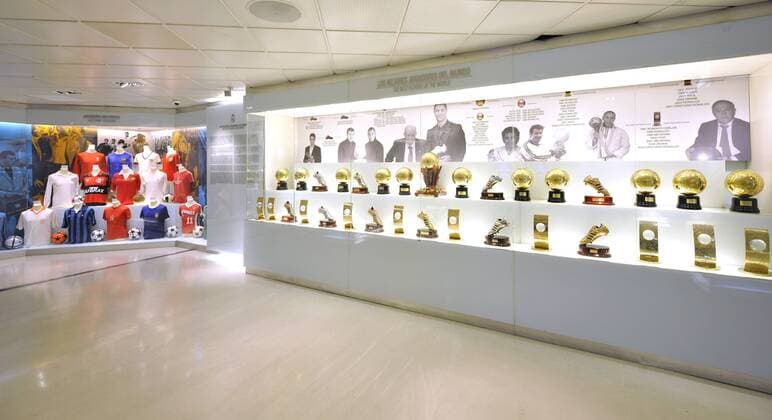 Vitrine, Pokale, Ausstellung, Museum, Stadion Estadio Santiago Bernabeu des Vereins Real CF Madrid, Chamartin, Madrid, Spanien, Europa iblimw02221095