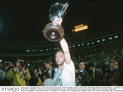 SPORT, FUSSBALL FINALE UEFA POKAL DER POKALSIEGER WERDER BREMEN - A MONACO 2:0, 06.05.1992, LISSABON - Umringt von Fotografen bejubelt Dieter EILT (Werder Bremen) den Sieg nach dem Spielende mit dem Pokal. Finale UEFA Pokal der Pokalsieger 1992 Werder Bremen - AC Monaco 2:0