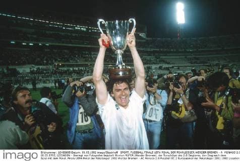 SPORT, FUSSBALL FINALE UEFA POKAL DER POKALSIEGER WERDER BREMEN - A MONACO 2:0, 06.05.1992, LISSABON - Umringt von Fotografen bejubelt Wynton RUFER (Werder Bremen), der Torschütze des 2:0 Siegtores, den Sieg nach dem Spiel mit dem Pokal. Finale UEFA Pokal der Pokalsieger 1992 Werder Bremen - AC Monaco 2:0