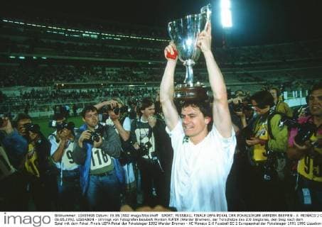 SPORT, FUSSBALL FINALE UEFA POKAL DER POKALSIEGER WERDER BREMEN - A MONACO 2:0, 06.05.1992, LISSABON - Umringt von Fotografen bejubelt Wynton RUFER (Werder Bremen), der Torschütze des 2:0 Siegtores, den Sieg nach dem Spiel mit dem Pokal. Finale UEFA Pokal der Pokalsieger 1992 Werder Bremen - AC Monaco 2:0