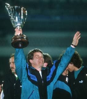 SPORT, FUSSBALL FINALE UEFA POKAL DER POKALSIEGER WERDER BREMEN - A MONACO 2:0, 06.05.1992, LISSABON - Trainer Otto REHHAGEL (Werder Bremen) bejubelt den Sieg nach dem Spiel mit dem Pokal. Finale UEFA Pokal der Pokalsieger 1992 Werder Bremen - AC Monaco 2:0