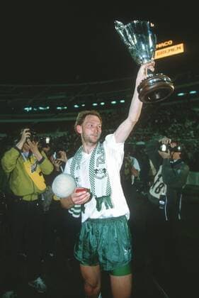 SPORT, FUSSBALL FINALE UEFA POKAL DER POKALSIEGER WERDER BREMEN - A MONACO 2:0, 06.05.1992, LISSABON - Umringt von Fotografen bejubelt Dieter EILT (Werder Bremen) den Sieg nach dem Spielende mit dem Pokal. Finale UEFA Pokal der Pokalsieger 1992 Werder Bremen - AC Monaco 2:0