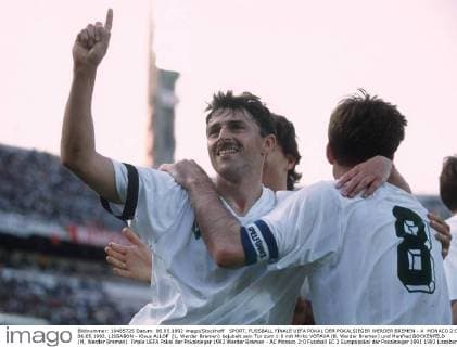SPORT, FUSSBALL FINALE UEFA POKAL DER POKALSIEGER WERDER BREMEN - A MONACO 2:0, 06.05.1992, LISSABON - Klaus ALLOF (L, Werder Bremen) bejubelt sein Tor zum 1:0 mit Mirko VOTAVA (8, Werder Bremen) und Manfred BOCKENFELD (M, Werder Bremen). Finale UEFA Pokal der Pokalsieger 1992 Werder Bremen - AC Monaco 2:0