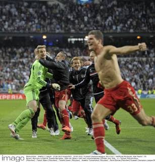 25.04.2012, Fussball Championsleague 2011 2012, Halbfinale Rückspiel, Real Madrid - FC Bayern München in Madrid, Estadio Bernabeu. Jubel der Bayern nach dem entscheidenden Elfmeter zum Sieg , v.l. Torwart Manuel Neuer (München) , Franck Ribery (München) , Takashi Usami (München) , Anatoliy Tymoshchuk (München) , Mario Gomez (München)