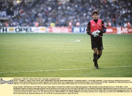 SPORT, FUSSBALL FINALE UEFA POKAL DER LANDESMEISTER 1992 SAMPDORIA GENUA - FC BARCELONA 0:1, 20.05.1992, LONDON - Torwart Gianluca PAGLIUCA (Sampdoria Genua) verläßt das Spielfeld nach der ersten Halbzeit. Finale UEFA Pokal der Landesmeister 1992 Sampdoria Genua - FC Barcelona 20.05.1992