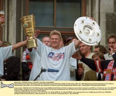 Stefan Effenberg (FC Bayern München) präsentiert Meisterschale und DFB Pokal
