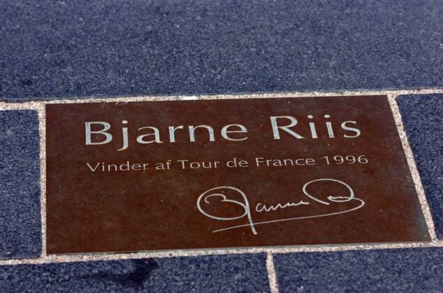 Giro d Italia 2012, die ersten Etappen finden im dänischen Herning statt - zwischen den Bodenplatten ein Gedenkstein für Bjarne Riis, den Sieger der Tour de France 1996 - 