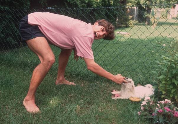 SPORT, FUSSBALL 1. BUNDESLIGA FC BAYERN MÜNCHEN, MEHMET SCHOLL HOMESTORY, 21.08.1992, MÜNCHEN - Mehmet SCHOLL spielt mit seinem Hund Amadeus im Garten seines Hauses in der Nähe von München. Scholl spielt die Saison 1992 1993 erstmals für den FC Bayern München nach seinem Wechsel vom Karlsruher SC. Mehmet Scholl privat