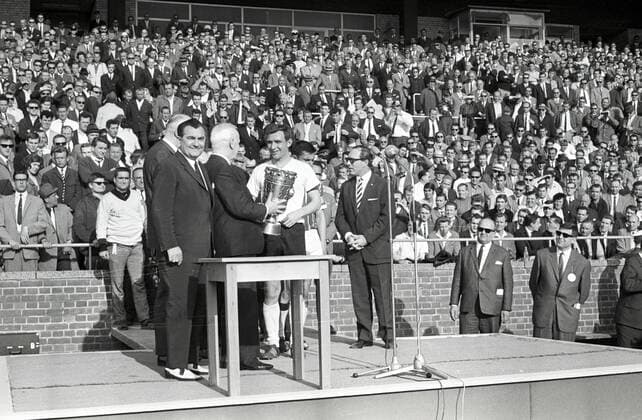 Kapitän Alfred Aki Schmidt (Borussia Dortmund) empfängt den DFB Pokal aus den Händen von Bundespräsident Heinrich Lübke
