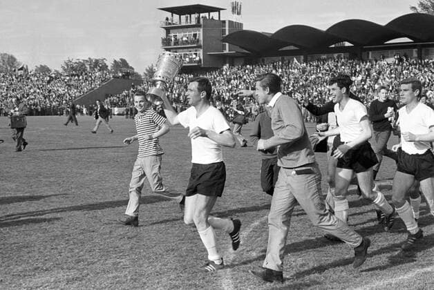Kapitän Alfred Aki Schmidt (Borussia Dortmund) präsentiert den DFB Pokal, daneben Fans sowie Hermann Straschitz (re.) und Lothar Emmerich