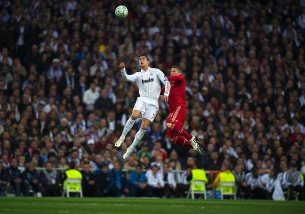 Fussball Madrid (ESP) 25.04.2012 Champions League Halbfinale Rückspiel Rueckspiel Saison 2011 2012 Real Madrid - Bayern München Muenchen Bastian Schweinsteiger (FC Bayern, No.31) re. Cristiano Ronaldo (Real Madrid, No.07)