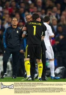 Fussball Madrid (ESP) 25.04.2012 Champions League Halbfinale Rückspiel Rueckspiel Saison 2011 2012 Real Madrid - Bayern München Muenchen Jose Mourinho (Real Madrid, Trainer)) Iker Casillas (Real Madrid, TW, No.01)
