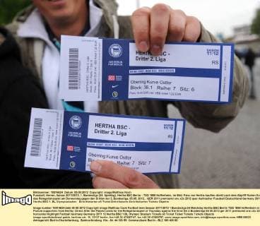 Fussball, Herren, Saison 2011 2012, 1. Bundesliga (34. Spieltag), Hertha BSC Berlin - TSG 1899 Hoffenheim, im Bild: Fans von Hertha kauften direkt nach dem Abpfiff Karten für das Relegationsspiel am Donnerstag gegen den Dritten der 2. Bundesliga, 05.05. 2012,