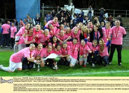 Fussball Frauen Cupfinal Saison 2011 2012 FC Zuerich - Stadion Bruegglifeld Bild zeigt Cupsieger (FC Zuerich ) mit Pokal 