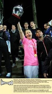 Fussball Frauen Cupfinal Saison 2011 2012 FC Zuerich - SC Kriens Stadion Bruegglifeld Bild zeigt Sonja Fuss (GER) (FC Zuerich ) mit Pokal Aktion Einzelbild 
