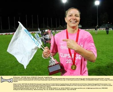 Fussball Frauen Cupfinal Saison 2011 2012 FC Zuerich - SC Kriens Stadion Bruegglifeld Bild zeigt Cupsiegerin Inka Grings (ger) mit Pokal Aktion Einzelbild Foto 